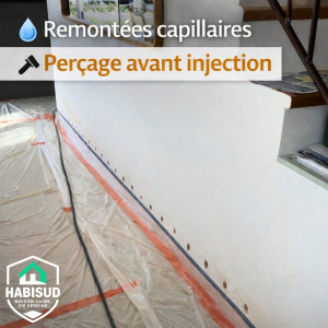 Photo de galerie - Préparation traitement remontées capillaires : perçage en ligne basse avant injection de résine hydrophobe pour création d’une barrière étanche durable.