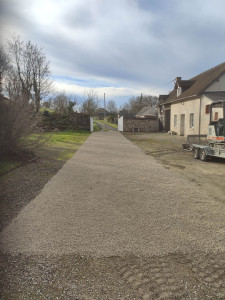 Photo de galerie - Décaissement pour mise en place d'une nouvelle couche de calcaire propre.