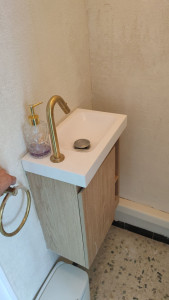 Photo de galerie - Installations meuble et plomberie plus coffrage autour d'un toilette.