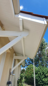 Photo de galerie - Nettoyage des avant-toits, gouttières, descentes et volets