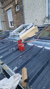 Photo de galerie - Toiture bac acier avec pose de velux habillage zinc 