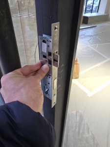 Photo de galerie - Création, intégration serrure à larder sur porte bois