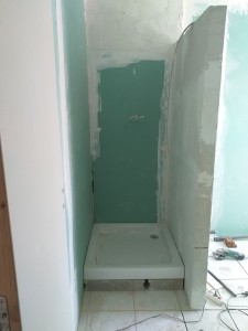 Photo de galerie - Pose d uñe cloison pour séparation de douche et installation du bac de douche