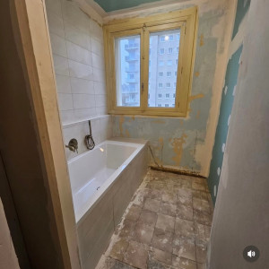Photo de galerie - Avancement# salle de bain. Murs cloisons, faux plafonds, préparation des bandes et doublages d’enduit.peintures déco. agencement d’une  baignoire  et poses de faïences