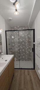 Photo de galerie - Installation parois de douche coulissante