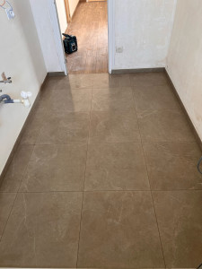 Photo de galerie - 60x60 effet marbre pour un sol de salle de bain 