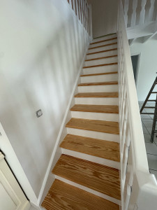 Photo de galerie - Mise en peinture d’un escalier, marches décaper et vernis incolore 