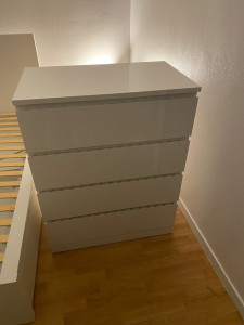 Photo de galerie - Montage table de chevet à 4 tiroirs