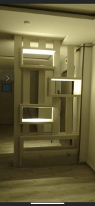 Photo de galerie - Cloison en plâtre avec niches intégrées et finitions soignées, alliant esthétique et fonctionnalité.