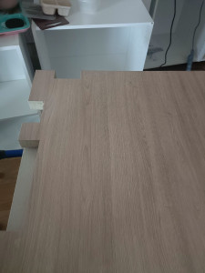 Photo de galerie - Découpe d'un plan de travail de cuisine pour passage tuyaux 