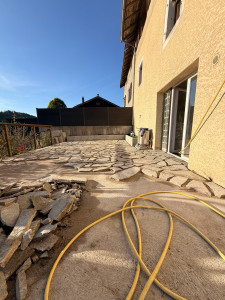 Photo de galerie - Pause de pierre sceller au mortier sur une dalle 