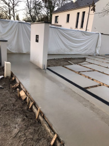 Photo de galerie - Pose ce caniveau. et finition du béton lisser devant l accès d une habitation 