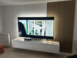 Photo de galerie - La cliente voulait habiller son mur sur élevé son meuble TV ainsi que fixer sa télé au mur et ajouter des bandes led (Après)
