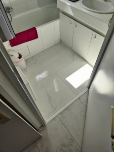 Photo de galerie - Pose carrelage imitation marbre dans salle de bain