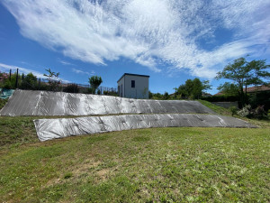 Photo de galerie - Mise en place d’une toile tissée sur talus pour ensuite faire des plantations