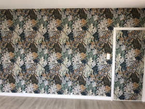 Photo de galerie - Décoration chambre 
on voit une chambre élégante et moderne, grand mur principal recouvert d'un papier peint pour tête de lit 