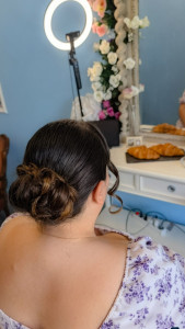 Photo de galerie - Une coiffure pour un évènement spécial avec de petites attentions 