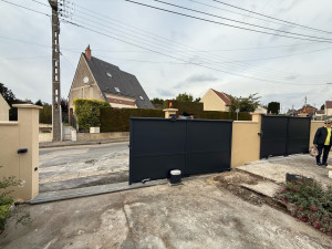 Photo de galerie - Construction mur de devanture avec pose de 2 portails coulissant motorisé 