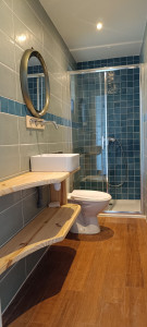 Photo de galerie - Rénovation complète salle d'eau
parquet -carrelage et faïence -
toilettes + vasque sur meuble sur mesure - Plomberie +paroi de douche