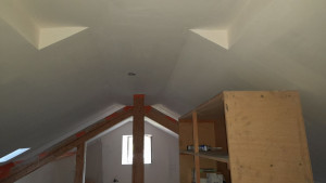 Photo de galerie - Réalisation isolation, placo ,électricité, ponçage poutre et finition par ratissage complet à l' enduit...
reste plus qu'à peindre...