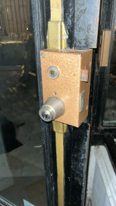 Photo de galerie - Ouverture de porte avec serrure dysfonctionnelle.