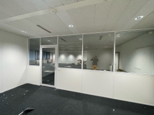 Photo de galerie - Cloison vitrée sur allège 