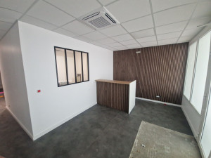 Photo de galerie - Mise en peinture sur placo brute et habillage acoustique effet bois.