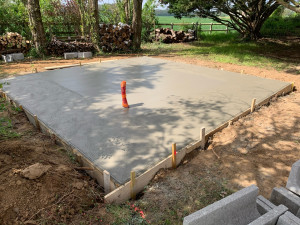 Photo de galerie - Coffrage et coulage d’une dalle en béton surélevé pour recevoir une cabane de jardin 