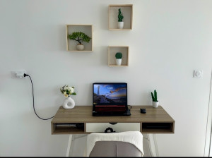 Photo de galerie - Montage du bureau, installation des étagères murales et aménagement de l’espace de travail. Mise en place des éléments décoratifs pour un résultat fonctionnel, propre et harmonieux.