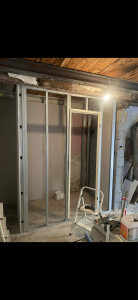Photo de galerie - Création de cloison plus installation porte d'entrée salle de bain   