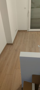Photo de galerie - Pose parquet + plinthe stratifié