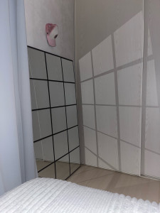 Photo de galerie - Création d’un miroir avec planche de boit peinture et miroirs à coller