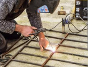 Photo de galerie - Rénovation et modification artistique d'un portillon. 