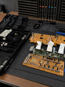 Photo de galerie - Après test de la platine, le problème vient des deux faders qui ne fonctionnent plus correctement. Démontage de la platine, retrait de la carte concernée, remplacement des faders, remontage, puis test complet pour vérifier que les deux faders fonctionnent
