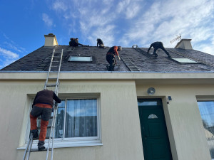 Photo de galerie - Entretien toiture remplacement des crochets et ardoise sur le pain  avant et arrière de la toiture