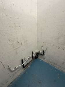 Photo de galerie - Pose adduction d’eau en multicouche avec cintrage + évacuation PVC en atelier 