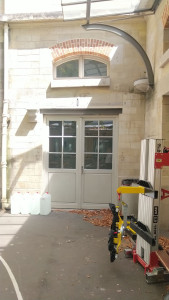 Photo de galerie - Installation d'une porte d'entrée du l'école.