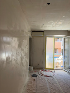 Photo de galerie - Photo pendant chantier rénovation enduit projeté et lissage murs et plafond du studio de 27m2