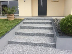 Photo de galerie - Réalisation de marches et revêtement en granulats de marbre.