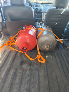 Photo de galerie - 2 bouteilles de gaz qui étaient stocké dans la cave depuis très longtemps, je les mets à la déchetterie pour vous, transport sécurisé ! 