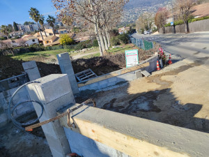 Photo de galerie - Pose de bancher avec ferraillage et coulage des murs et poteaux 