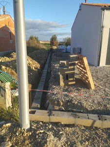 Photo de galerie - Terrassement mur de clôture élévation parpaing 