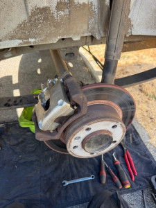Photo de galerie - Remplacement étrier de frein sur ce camion avec purge des 4 roues