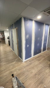 Photo de galerie - Création d’une pièce. Rails / montant / isolation / électricité / ba 13 /enduits bandes