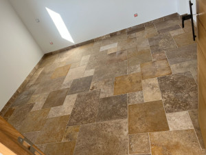 Photo de galerie - Revêtement des sol : Pose de pierre naturelle travertin en pose Opus 
