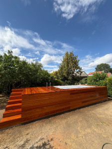 Photo de galerie - Piscine hors sol et terrasse bois surélevée sur mesure