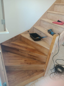 Photo de galerie - Décapage escalier et nouvelle teinte 