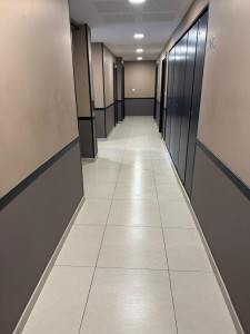 Photo de galerie - Nous assurons le nettoyage et l’entretien des parties communes de vos immeubles afin de garantir des espaces propres, sains et agréables pour tous. N’hésitez pas à nous contacter pour plus d’informations ou un devis personnalisé. 