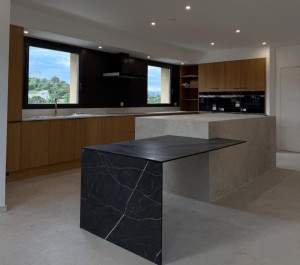 Photo de galerie - Installation de cuisines modernes avec éclairage LED, pose précise et finition soignée.
