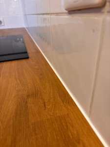 Photo de galerie - Joint d’étanchéité en silicone blanc sur plan de travail de cuisine 